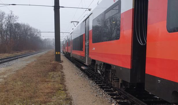 Zug verpasst Bahnsteig: Fahrer ließ Passagiere auf Grünstreifen aussteigen