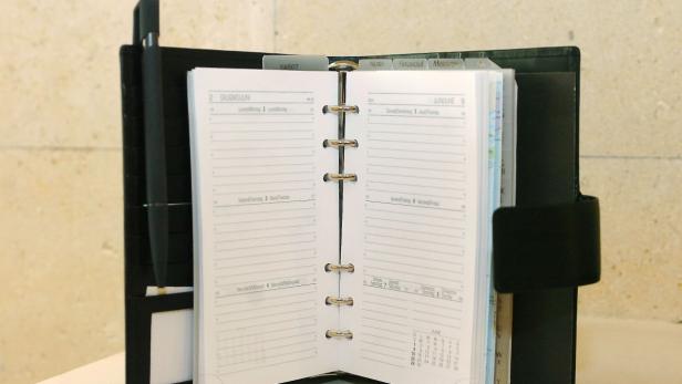 Ein geöffneter Terminkalender mit Stift zeigt die Monatsübersicht für Juni.
