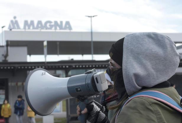 Bilder zu Polizeieinsatz: Klimaaktivisten demonstrierten vor Magna-Werk