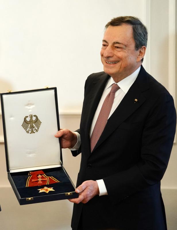 Auszeichnung für Draghi: "Schwarzer Freitag für Sparer"