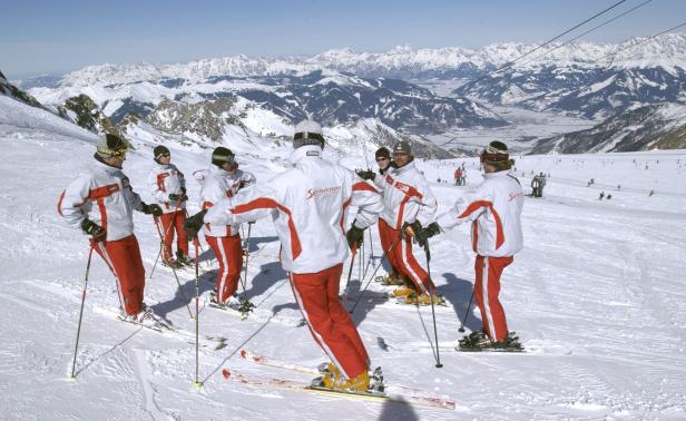 Skilehrer stehen für E-Card Schlange