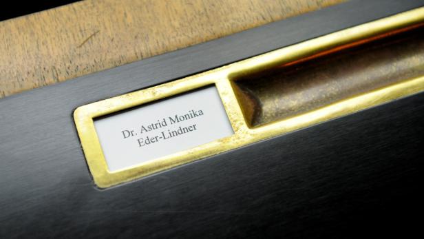 Ein Namensschild mit der Aufschrift Dr. Astrid Monika Eder-Lindner.