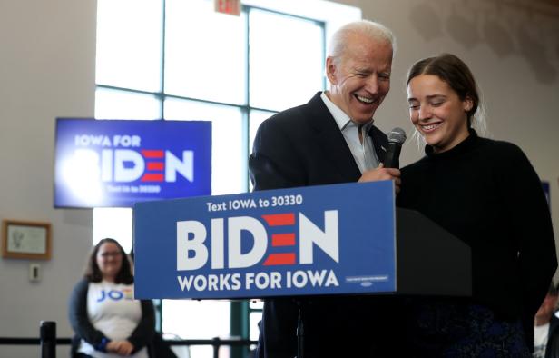 "Unheimlich": Joe Biden küsst Enkelin bei Event auf den Mund