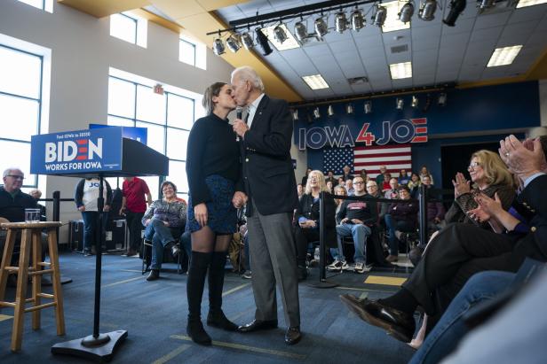 "Unheimlich": Joe Biden küsst Enkelin bei Event auf den Mund
