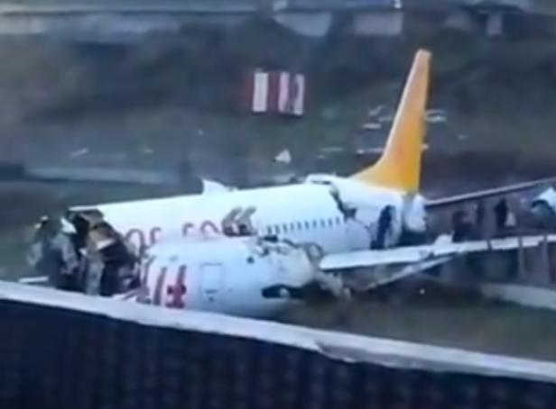 Flugzeug bei Landung in Istanbul auseinandergebrochen: Drei Tote