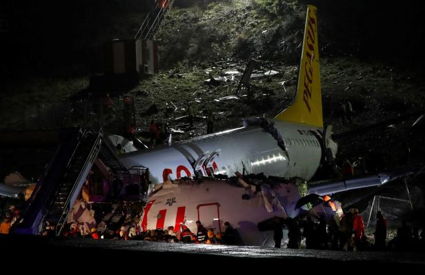 Flugzeug bei Landung in Istanbul auseinandergebrochen: Drei Tote