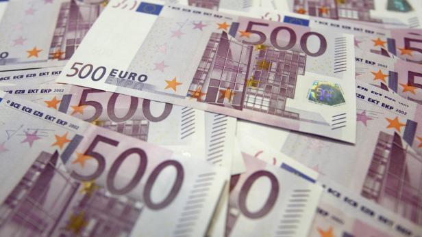 Mehrere violette 500-Euro-Scheine liegen übereinander.