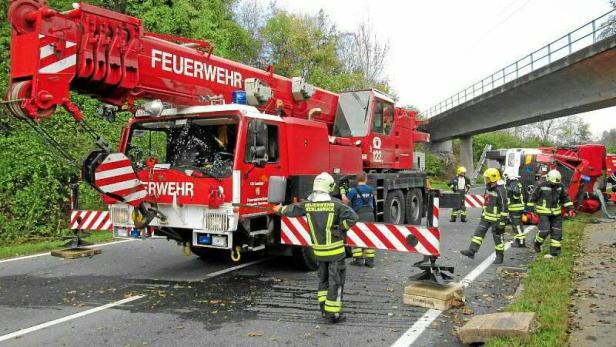 Feuerwehr-Kranwagen rammte Brücke