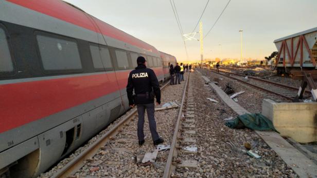 Zug nahe Mailand entgleist: Mehrere Tote und Verletzte