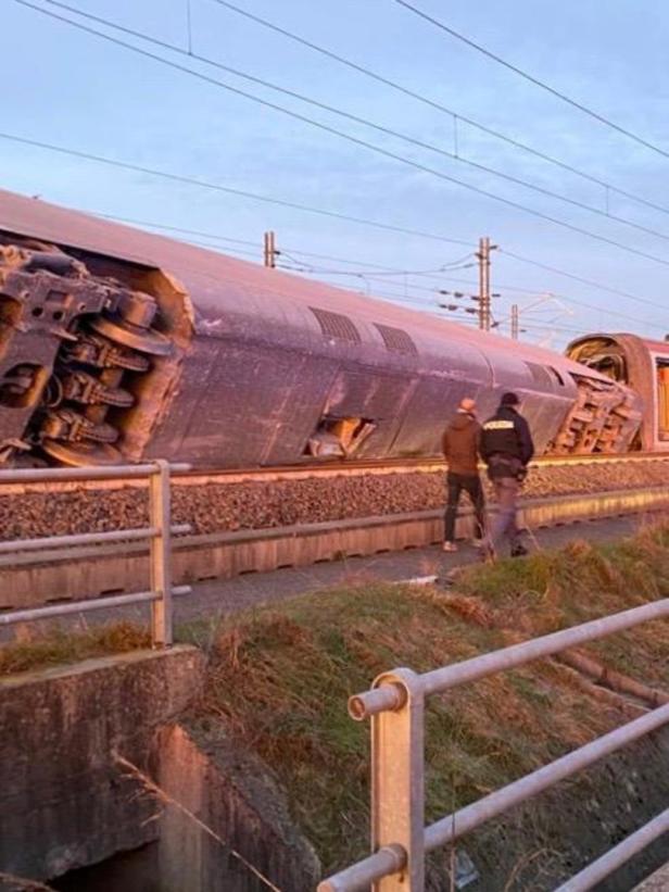 Zug nahe Mailand entgleist: Mehrere Tote und Verletzte
