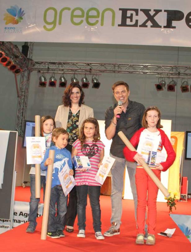 Windmühle, Vogelhaus, Flip-Flops und Blumenbeete