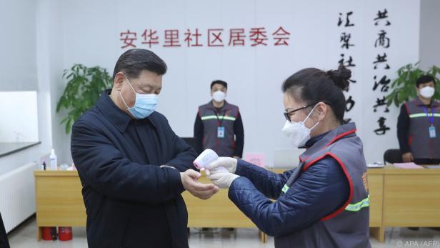 Chinas Staatschef Xi Jinping lässt seine Temperatur prüfen