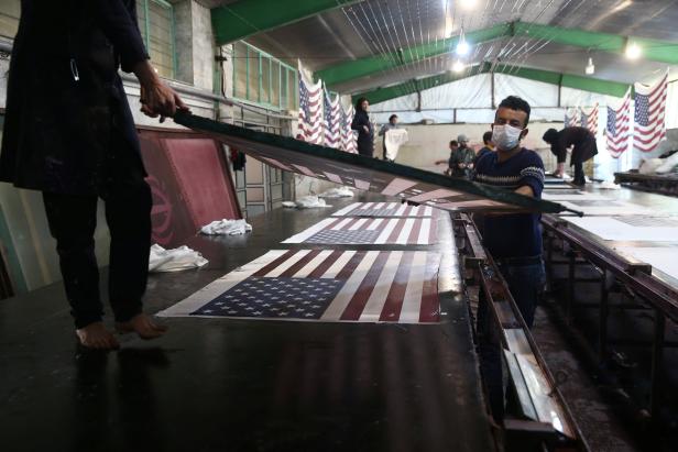 Flaggen zum Verbrennen: Wie eine iranische Firma mit Hass reich wird