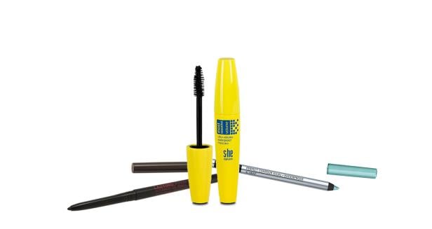 Verschiedene Make-up-Produkte, darunter Mascara und Kajalstifte der Marke „she stylezone“.