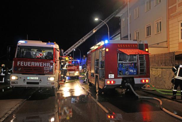 Wohnhausbrand im Bezirk Baden forderte rund 80 Feuerwehrleute
