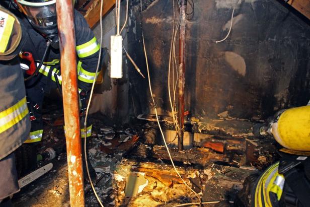 Wohnhausbrand im Bezirk Baden forderte rund 80 Feuerwehrleute