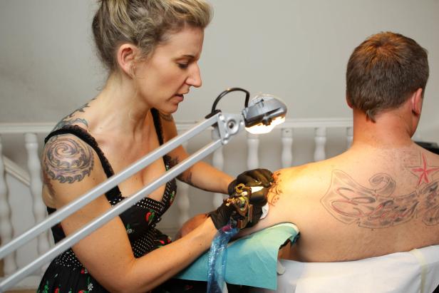 EU-Verbot: Warum Tattoos bald farblos werden könnten