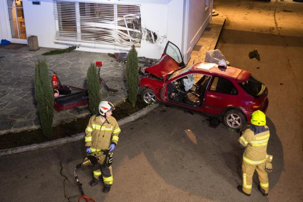 21-Jähriger krachte in Salzburg mit Auto durch Hausmauer