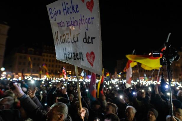 Höcke bei Pegida-Kundgebung in Dresden: Tausende protestierten
