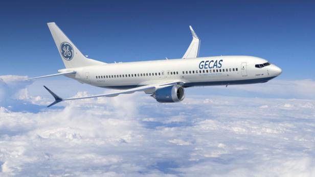 Ein weißes GE Capital Aviation Services (GECAS) Flugzeug fliegt über den Wolken.