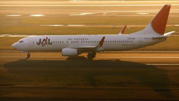 Eine Boeing 737-800 der JAL Express rollt auf einer Landebahn.
