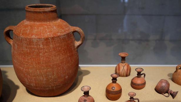 Clay finds unearthed during excavations at the fir Archäologen entdecken Friedhof der Philister