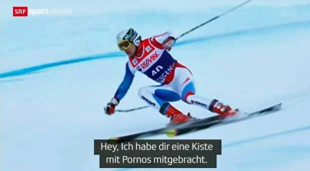 Ein Skirennfahrer während eines Rennens auf einer schneebedeckten Piste.