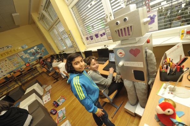 Roboter lehrt Kinder das Grüßen