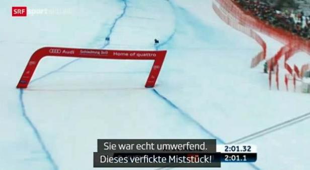 Ein Skirennläufer fährt durch ein rotes Audi-Tor auf einer schneebedeckten Piste.