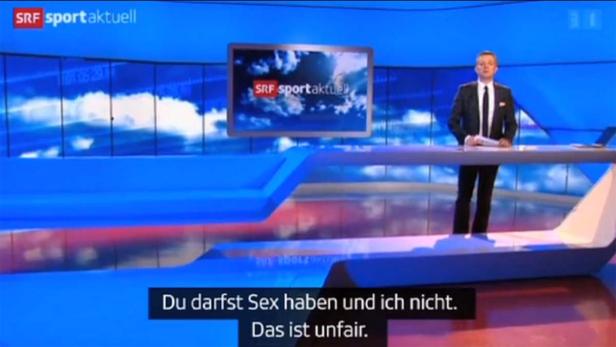 Ein Moderator steht im Studio von SRF Sportaktuell.