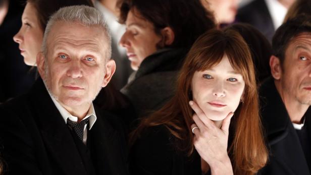 Jean-Paul Gaultier und Carla Bruni besuchen eine Modenschau.