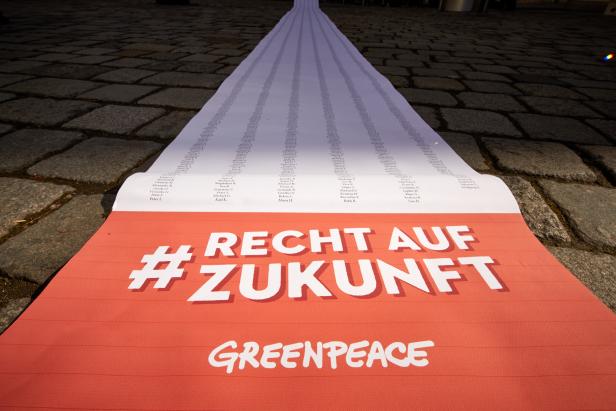 Mehr als 8.000 Menschen klagen mit Greenpeace für Klimaschutz