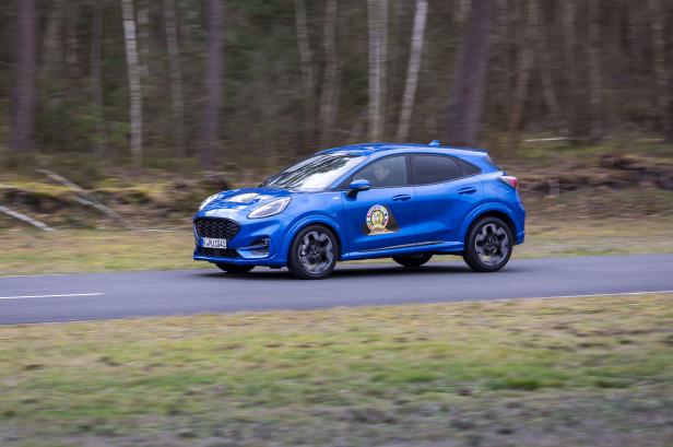 Ein blauer Ford Puma, Finalist des „Car of the Year 2020“, fährt auf einer Straße.