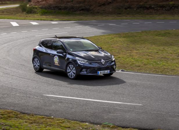 Ein schwarzer Renault Clio, Finalist beim Wettbewerb „Car of the Year 2020“, fährt auf einer Straße.