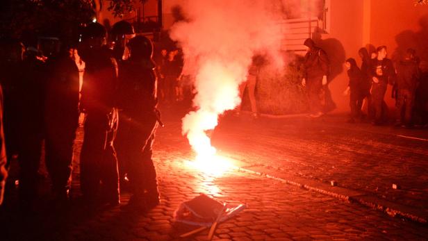 Ausschreitungen in Berlin: 123 Polizisten verletzt