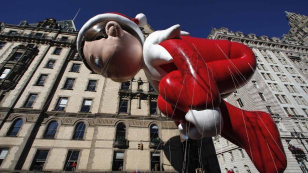 Ein großer Elf-Ballon schwebt vor hohen Gebäuden in New York City.