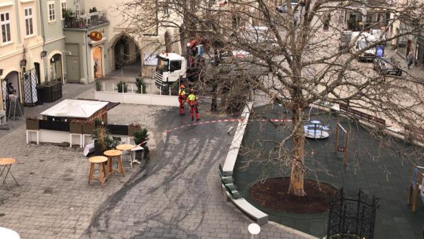 Wiener Neustadt: Sperrmüll am Hauptplatz stand in Brand