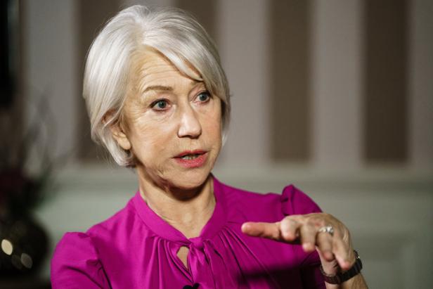 Interview Helen Mirren Helen Mirren gestikuliert während eines Interviews.