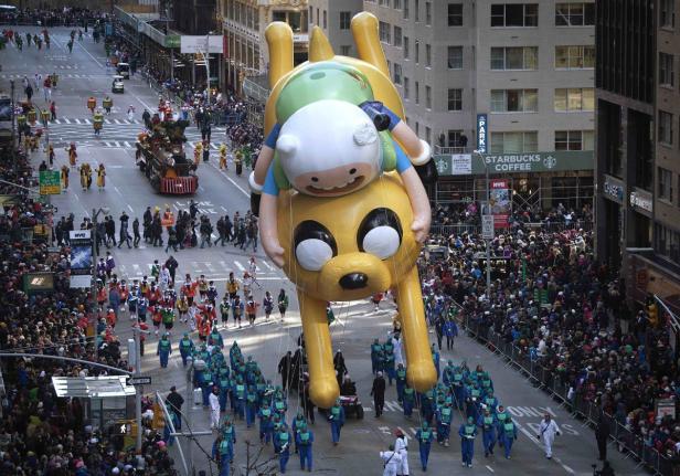 Ein riesiger Ballon von Finn und Jake aus „Adventure Time“ bei einer Parade in New York City.