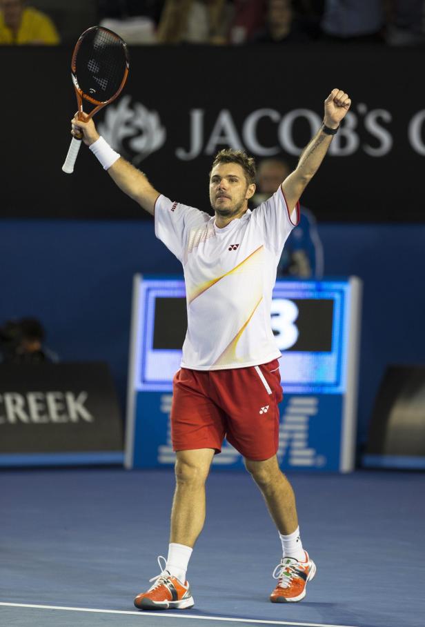 Stan Wawrinka feiert mit erhobenen Armen einen Sieg auf dem Tennisplatz.