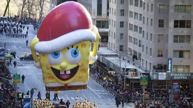 Ein SpongeBob Schwammkopf-Ballon mit Weihnachtsmütze bei einer Parade in New York.