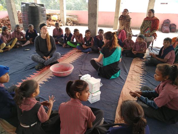 Studenten helfen Frauen in Indien
