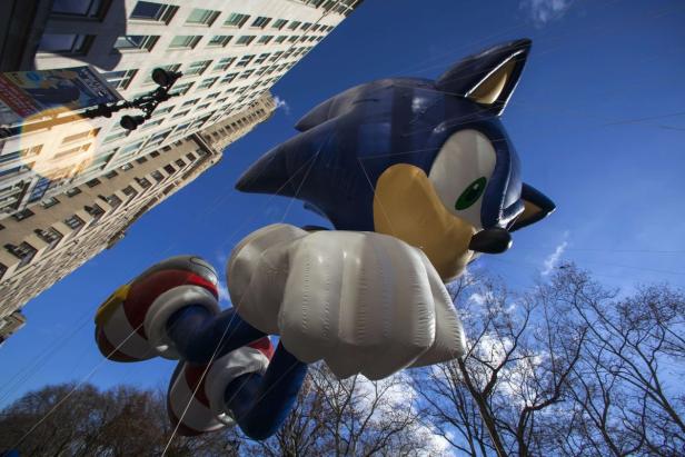 Ein riesiger Sonic the Hedgehog-Ballon schwebt vor einem Gebäude in New York City.