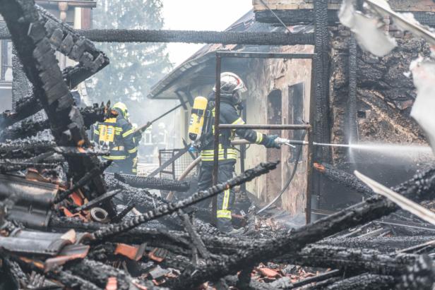 Großbrand bedrohte Ortskern: Gasflasche ging in die Luft