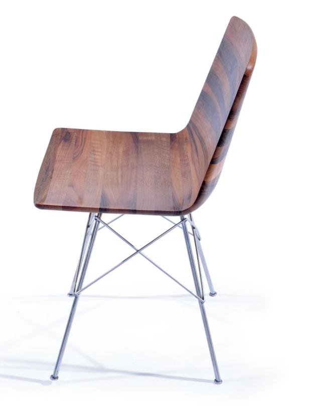 Ein Stuhl mit Armlehne aus dunklem Holz und einem Gestell aus verchromtem Stahl.