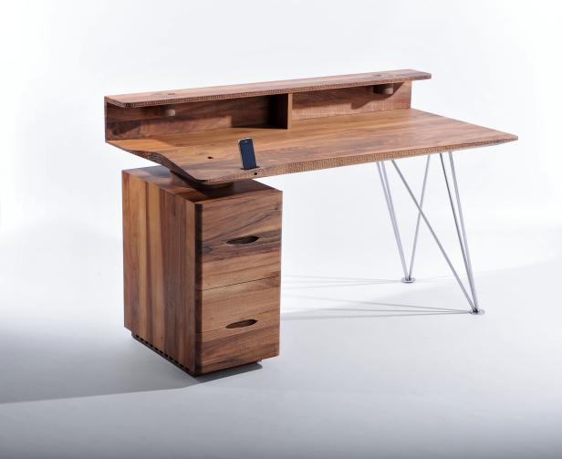 Ein Schreibtisch aus Holz mit Schubladen und einem eingelassenen Smartphone-Halter.