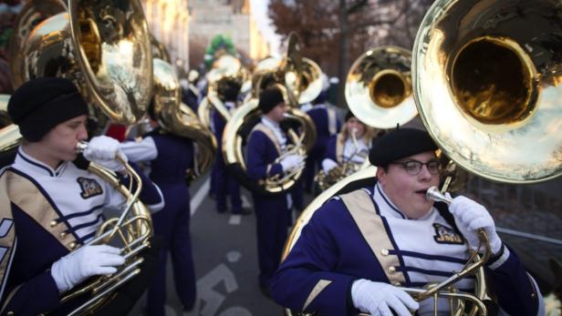 Eine Blaskapelle spielt auf der Straße Tubas.
