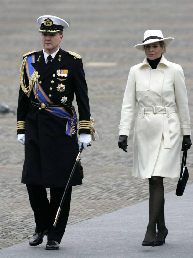 König Willem-Alexander und Königin Máxima in formeller Kleidung bei einer Veranstaltung.