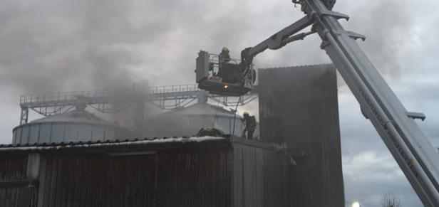 Elf Feuerwehren bei Brand einer Soja-Trocknungsanlage