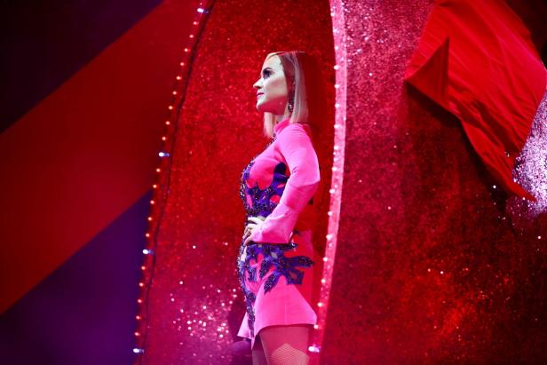 Katy Perry wirbt als Desinfektionsmittel verkleidet für Castingshow